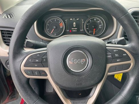 Used 2017 Jeep Cherokee Sport image 12