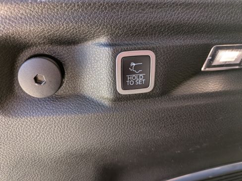 Used 2022 Jeep Grand Cherokee L Limited image 11