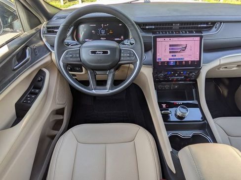 Used 2025 Jeep Grand Cherokee Limited w/ Luxury Tech Group II AWD/4WD image 16