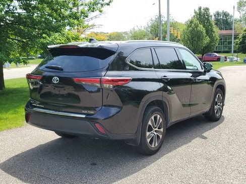 Used 2022 Toyota Highlander XLE AWD/4WD image 4