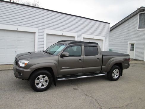 Used 2014 Toyota Tacoma TRD Sport w/ TRD Sport Package image 3