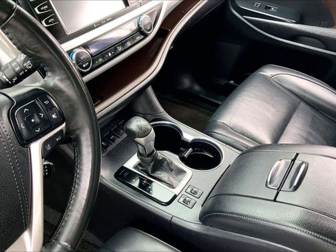 Used 2019 Toyota Highlander XLE FWD image 16