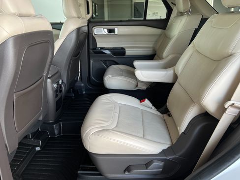 Used 2020 Ford Explorer Platinum w/ Premium Technology Package AWD/4WD image 21