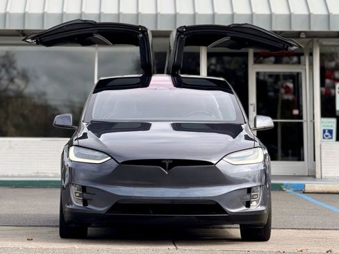 Used 2017 Tesla Model X 90D image 3