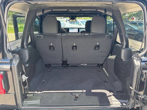 Used 2025 Jeep Wrangler Unlimited Sahara AWD/4WD image 26