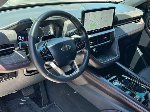Certified 2025 Ford Explorer Platinum RWD image 12