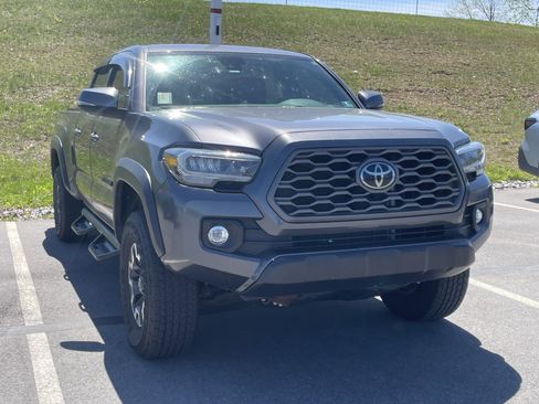 Used 2022 Toyota Tacoma TRD Off-Road w/ Technology Package AWD/4WD image 1
