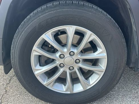 Used 2019 Jeep Cherokee Latitude w/ Cold Weather Group AWD/4WD image 31