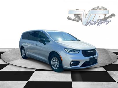 Used 2026 Chrysler Pacifica Select