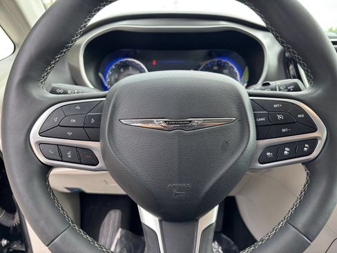 Used 2024 Chrysler Pacifica Touring-L FWD image 31