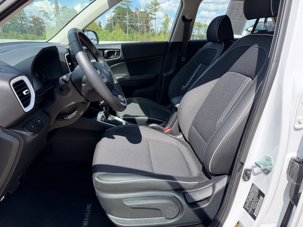 Certified 2025 Hyundai Venue Limited FWD image 10