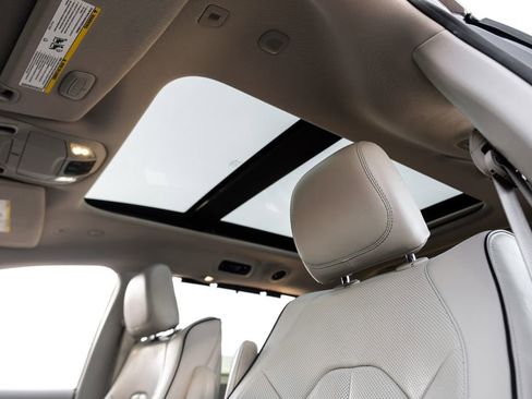 Used 2019 Chrysler Pacifica Limited w/ Advanced Safetytec Group image 5