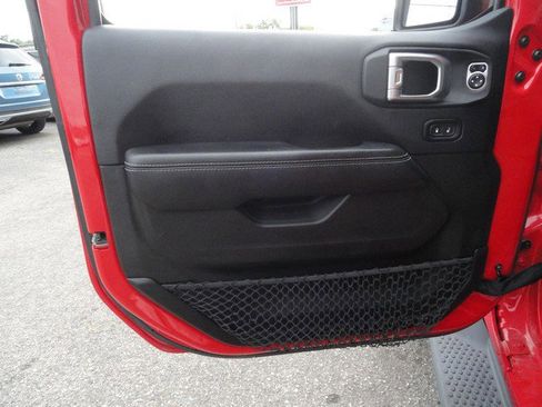 Used 2018 Jeep Wrangler Unlimited Sahara image 13