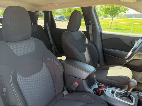 Used 2017 Jeep Cherokee Latitude w/ Cold Weather Group AWD/4WD image 28
