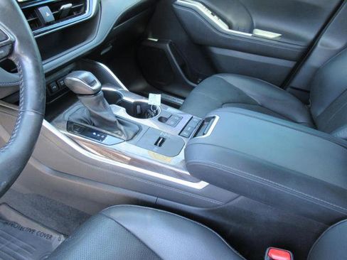 Used 2021 Toyota Highlander Limited FWD image 16