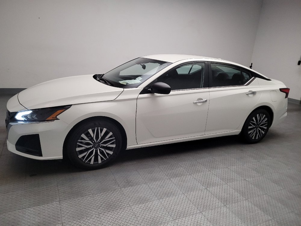 Used 2025 Nissan Altima 2.5 SV FWD image 2