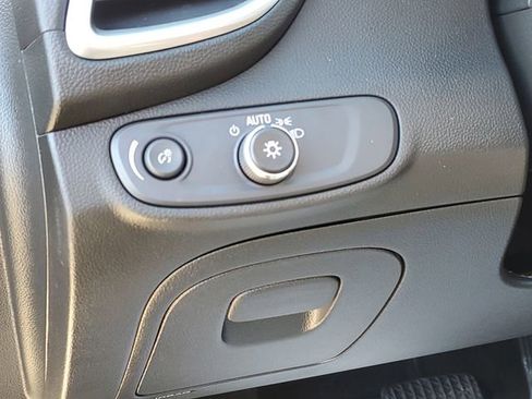 Used 2022 Chevrolet Trax LT w/ LT Convenience Package image 8