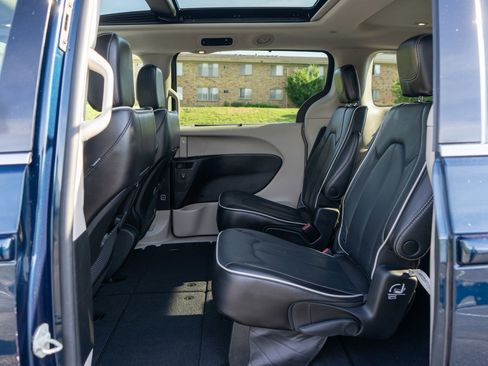 Used 2023 Chrysler Pacifica Limited AWD/4WD image 30