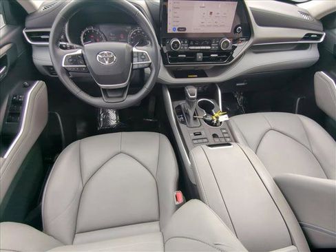 Certified 2023 Toyota Highlander XLE image 17