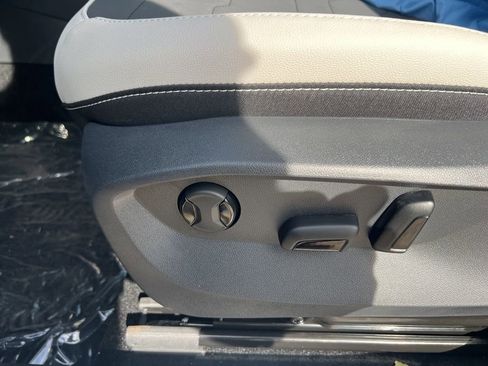 New 2025 Volkswagen Taos SE image 17