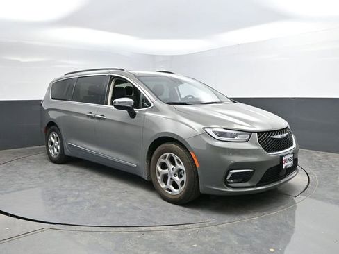 Used 2023 Chrysler Pacifica Limited FWD image 6