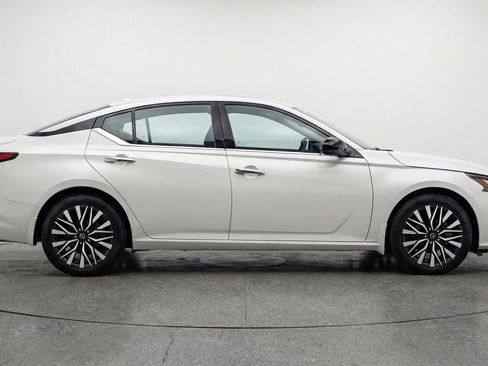 Used 2025 Nissan Altima 2.5 SV FWD image 11