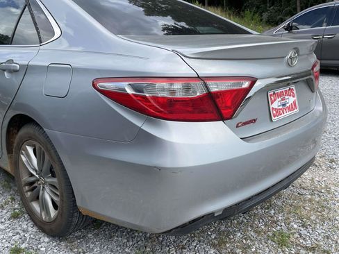 Used 2017 Toyota Camry SE w/ Moonroof Package FWD image 10