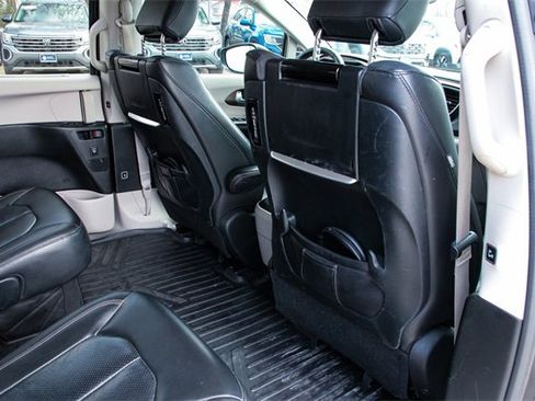 Used 2017 Chrysler Pacifica Touring-L Plus image 32
