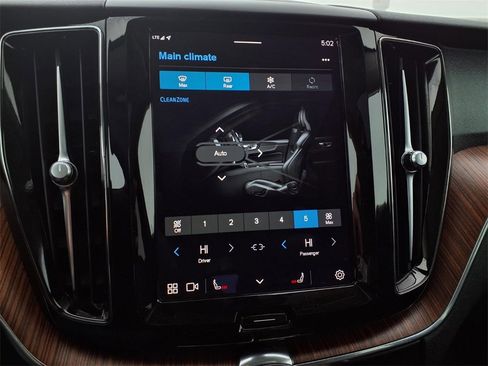 Used 2023 Volvo XC60 B5 Plus image 13