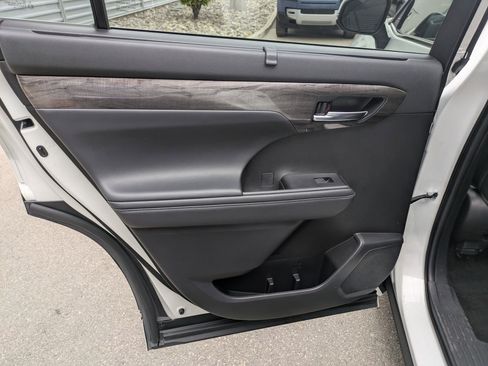 Used 2023 Toyota Highlander Platinum image 30
