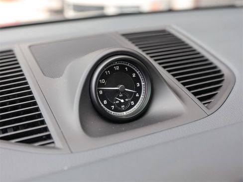 Certified 2025 Porsche Macan image 28