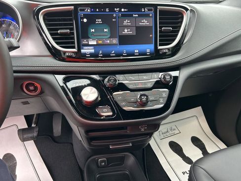 New 2026 Chrysler Pacifica Select image 16