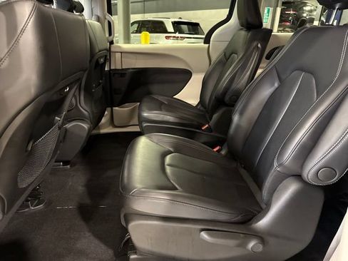 Used 2023 Chrysler Pacifica Touring-L FWD image 25