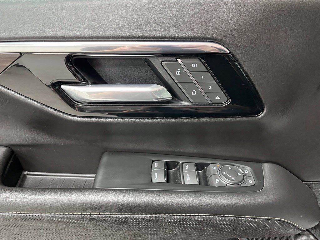 Used 2025 Chevrolet Suburban Premier AWD/4WD image 24