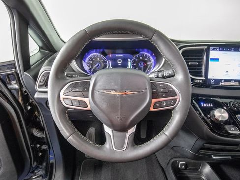 Used 2025 Chrysler Pacifica Select FWD image 21