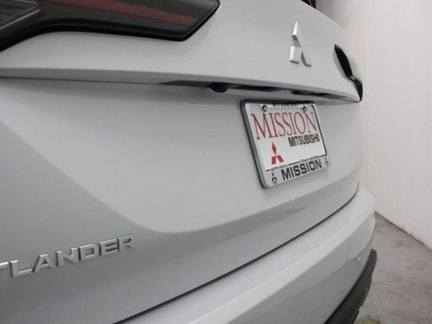 New 2026 Mitsubishi Outlander ES image 4