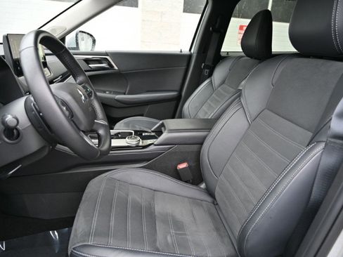 Used 2025 Mitsubishi Outlander SE image 2