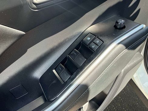 Used 2021 Toyota Highlander XLE AWD/4WD image 17