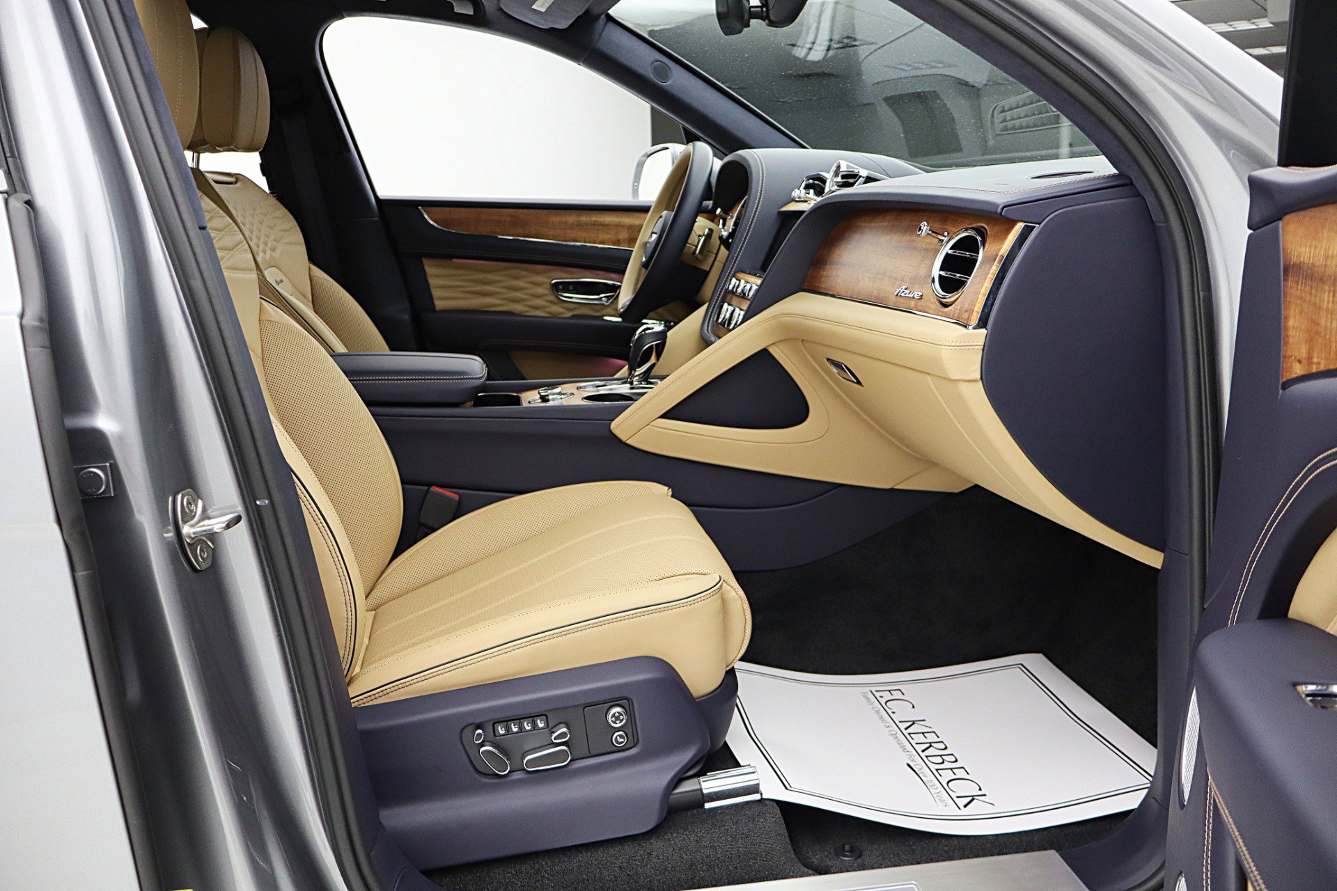 Used 2025 Bentley Bentayga AWD/4WD image 36