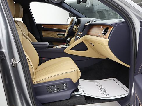Used 2025 Bentley Bentayga AWD/4WD image 36