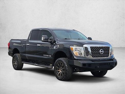 Used 2018 Nissan Titan SV w/ SV Convenience Package image 3