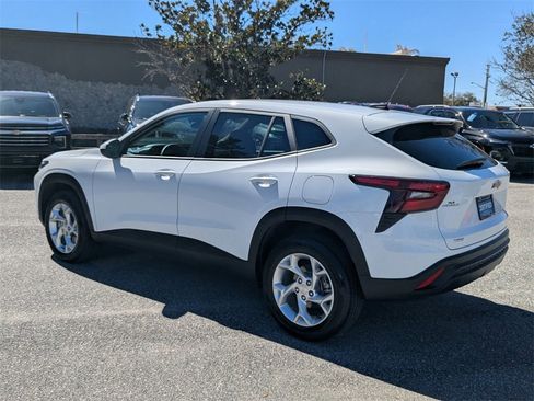 Used 2025 Chevrolet Trax LS w/ LS Convenience Package image 5