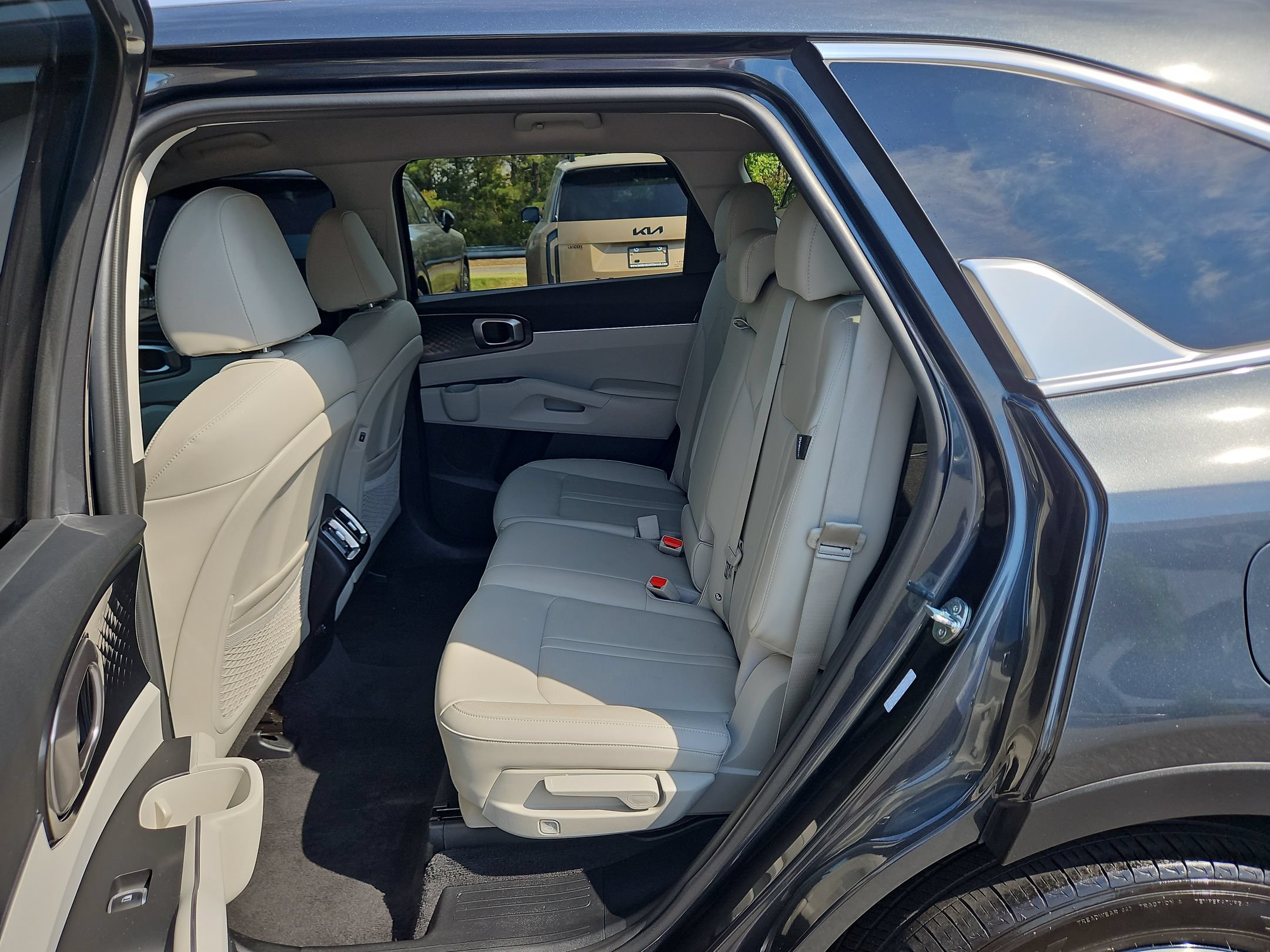 Used 2025 Kia Sorento S FWD image 36