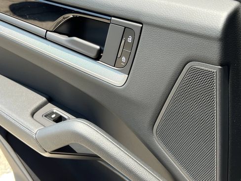 Certified 2025 Porsche Cayenne AWD/4WD image 36