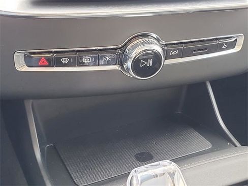 Certified 2025 Volvo XC90 B6 Plus image 24