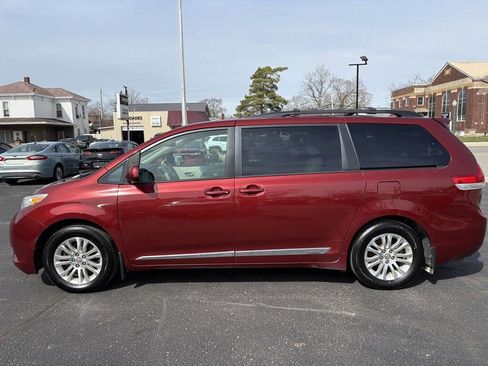 Used 2012 Toyota Sienna XLE image 2