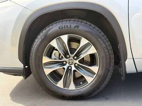 Used 2021 Toyota Highlander XLE AWD/4WD image 9