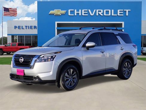 Used 2023 Nissan Pathfinder SV w/ SV Premium Package image 3