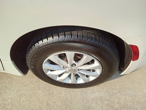 Used 2017 Chrysler Pacifica Touring-L FWD image 3