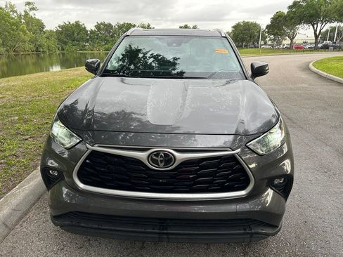 Used 2022 Toyota Highlander XLE AWD/4WD image 8